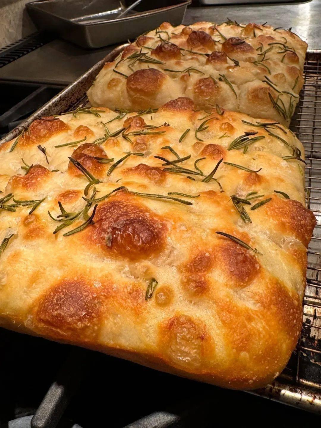 Rustic No-Knead Rosemary Garlic Bread